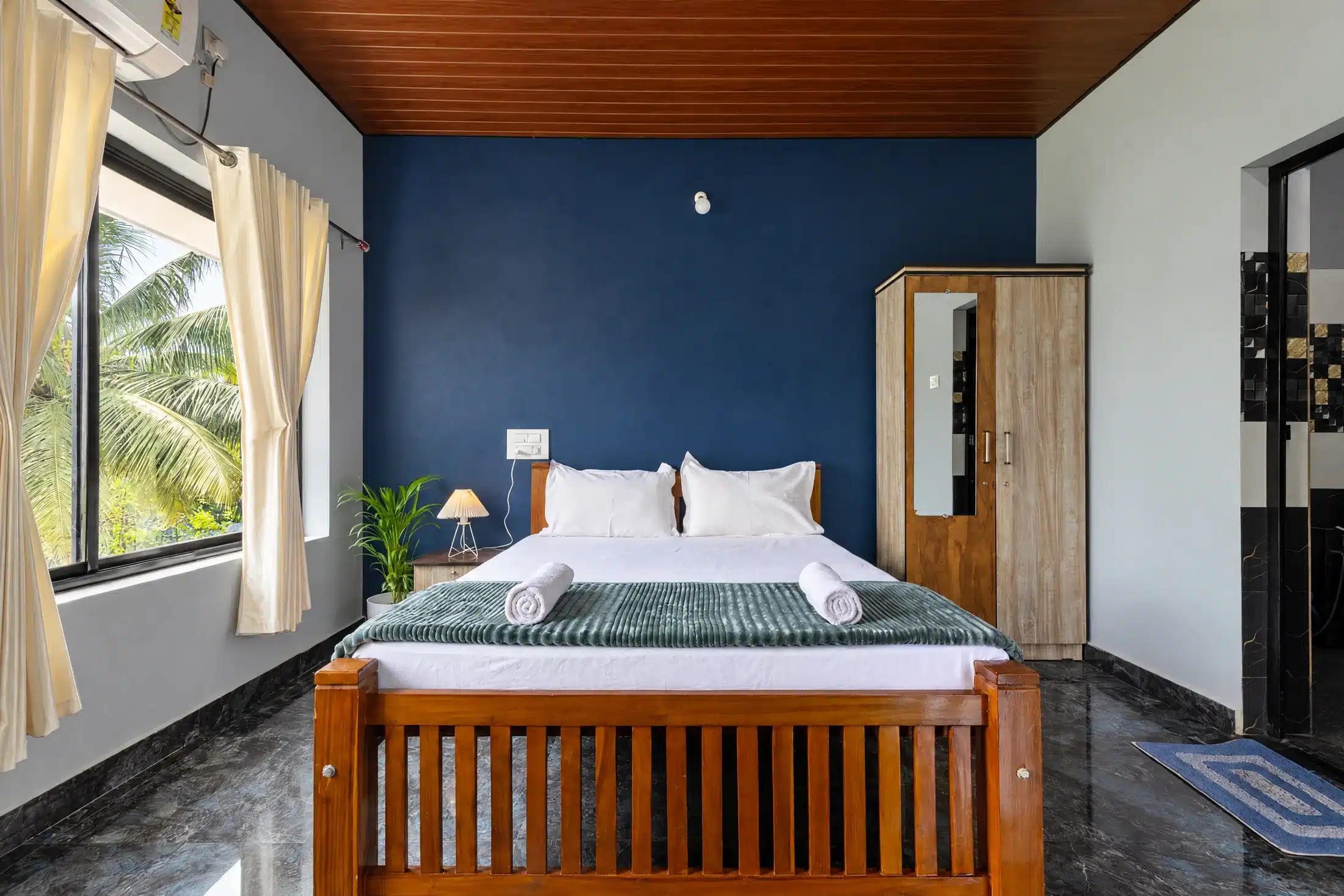 Home Wide interior of the premium couple room at Lopez Paradise
