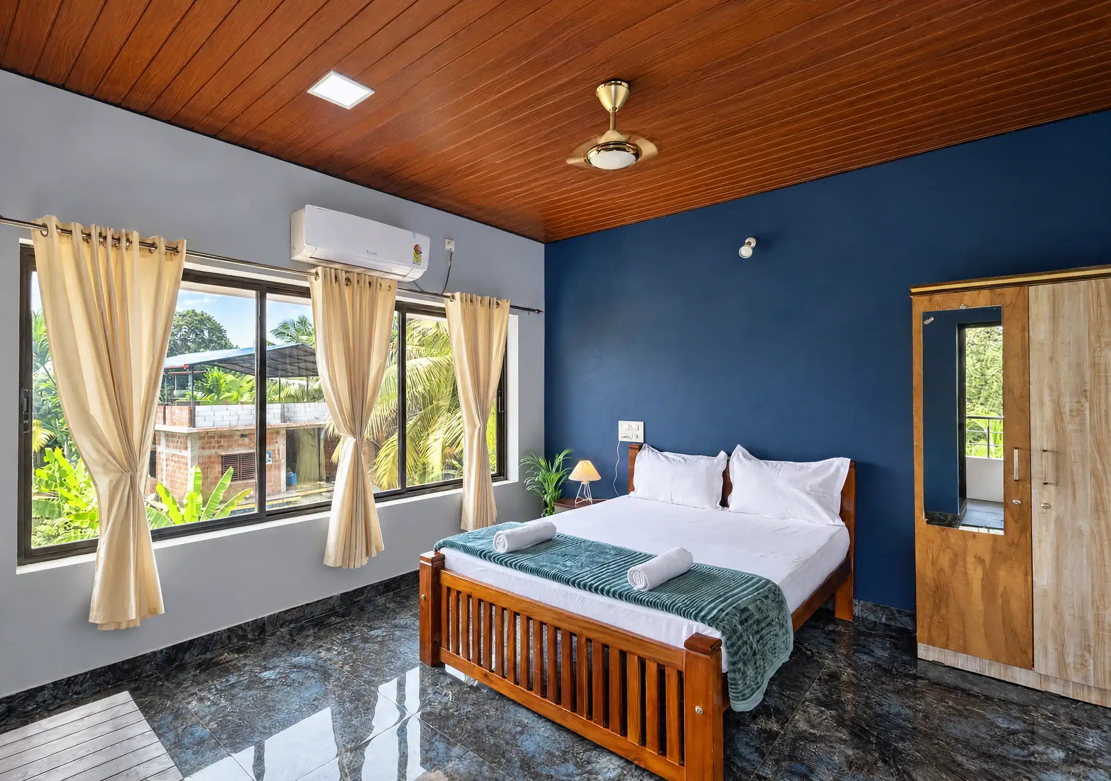 Home Premium couple room with queen bed and garden-facing window